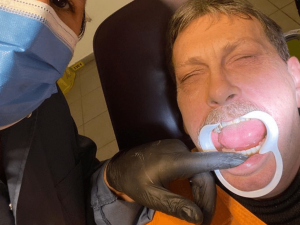 Implant dentar StomaUrgent